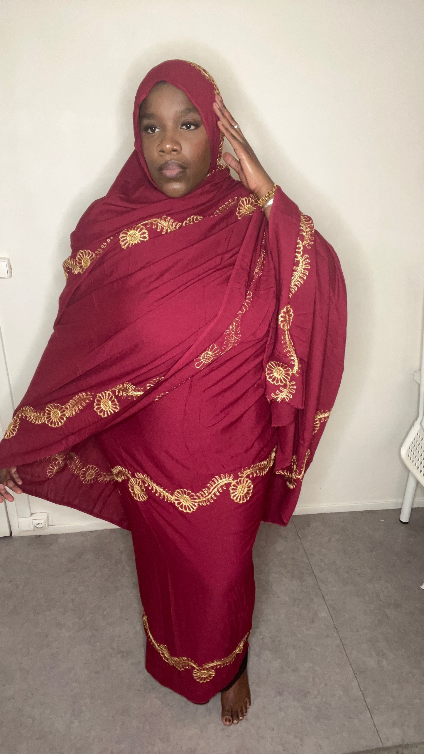 Dampé à motif rouge avec broderie doré